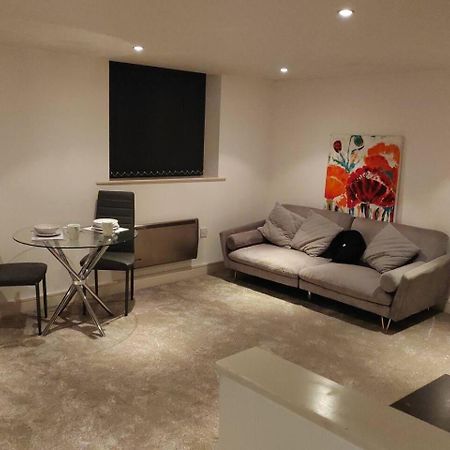 Lovely 1 Bedroom Apartment With Free Parking & Gym Kirkburton Exterior foto