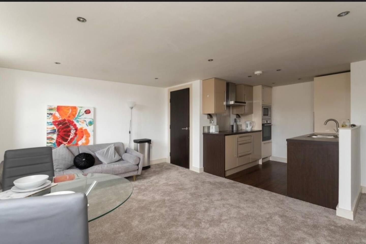 Lovely 1 Bedroom Apartment With Free Parking & Gym Kirkburton Exterior foto